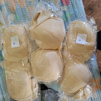 I ordered 2 bras get 1 free there terrible no support, want to call them foto #1