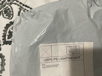 Consumer Safety Report solo son un par de zapatillas negras Recibí un par de zapatillas negras que nunca pedí no se porque... photo #2