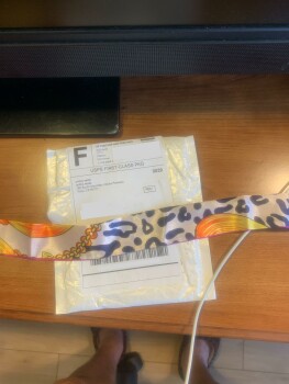I received a yellow neck scarf I did not order photo #1