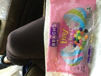 Reseña del consumidor - Seguridad alimentaria Target Grocery, Cole Road, Hagerstown, MD, USA Both my daughter and I ate Brach’s tiny Jelly Bird Eg... foto #1