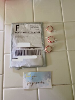 I received 3 peppermint candies and a thank you card foto #1