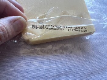 Bericht über die Lebensmittelsicherheit der Verbraucher Safeway, East Avenue, Chico, California, USA Found plastic in my Field Roast Smoked Chao Cheese fres... Foto #2