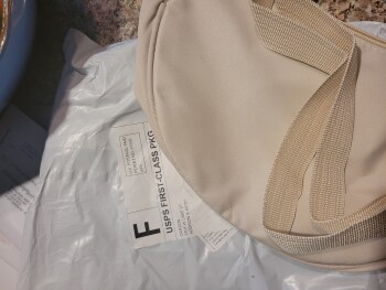 I received a white cloth handbag from Carson. I did not order this. صورة فوتوغرافية #1