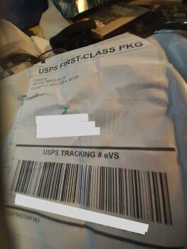 Rapport de sécurité du consommateur Package received; Did not order Small mailer envelope containing a yellow gauze-like scarf....No rec... photo #1