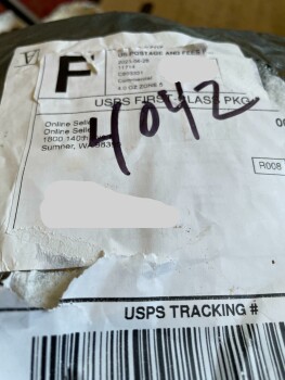 I received a package with 3 pieces of green felt in it. foto #1