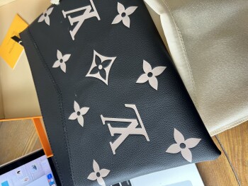 Consumer Safety Report Internet Scam, Fake Luxury goods Trying to return a fake Louis Vuitton purse and there is no paperwo... photo #2