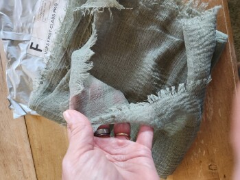 Verbrauchersicherheitsbericht Unordered Package from Carson I received a piece of green VERY thin fabric that I did NOT order. I h... Foto #1