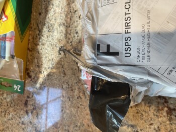 I ordered 4 chairs and received a pink scarf. Foto #1