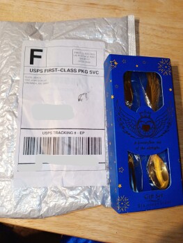 I ordered a juicer I saw on Facebook and received a gold fork and spoon in a gift set box photo #1