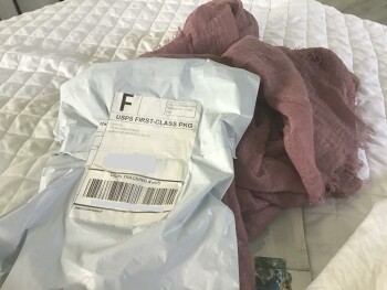 A package, scarf that I did not order Foto #1