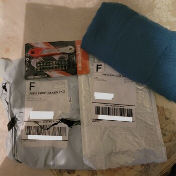 A scarf and small screwdriver set Foto #1