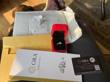 Received a woman’s MOISSANITE ring that was not ordered through the mail. Foto #1