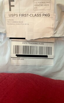 Verbrauchersicherheitsbericht Scam Received an unordered package.  Red scarf.  I had ordered luggage from QVC. Never received lugg... Foto #1