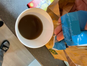 消费者评论 - 食品安全 McDonald's, Pl. du Bourgneuf, 56100 Lorient, France J’ai pris dans mon menue de l’ice tea et la coul... 照片 #2
