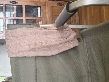 Received a brown cloth that I didn’t order. I wonder if this is associated with the mobility unit scam that was all over the web a couple weeks ago ⁉️ صورة فوتوغرافية #1