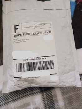 Rapport de sécurité du consommateur Unauthorized package Trendy 192-01 Northern Blvd flushing NY 11356
White packing envelope with 2 bo... photo #2