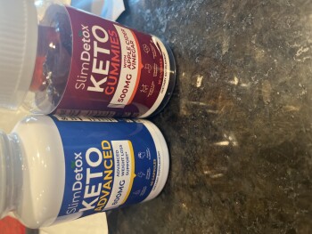 I was sent a bottle of Keto gummies and Keto Advanced pills that I did not order. foto #1