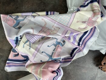 Informe de seguridad del consumidor A product I never ordered delivered to my house I received a horse scarf from Aylen Amador in Washin... foto #2