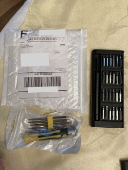 I ordered 2 each dewalt took boxes as advertised; but received an extremely small screw drives set I never ordered Foto #1