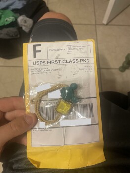 I received a strand bracelet in the mail to my address from 8500 logistics air park dr Louisville Kentucky 40219 Foto #1