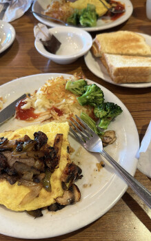 Denny's, 2627 E Colorado Blvd, Pasadena, CA 91107, United States foto #1