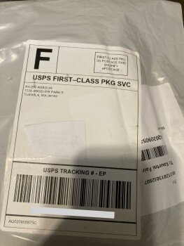 I received a package in the mail from a Aylen Amador I never ordered it. foto #1