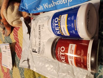 I received  2 bottles  I didn't order from Trendy صورة فوتوغرافية #1