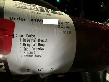Verbraucherbewertung – Lebensmittelsicherheit KFC, Old National Highway, Atlanta, GA, USA At 5p I was in Drive Thru and I ordered a breast and a w... Foto #1