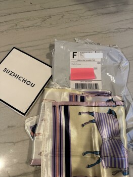 Scam/false billing. Never ordered scarf from Angela sharp photo #1