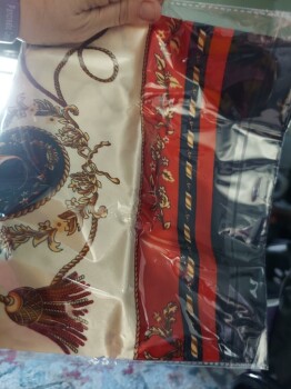 Rapport de sécurité du consommateur Received on order merchandise I received package of 3 ugly scarves from these people.I have never no... photo #3