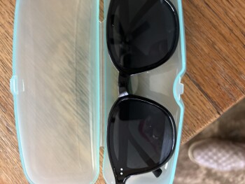 I received sun glasses from Aylen Amador I did not order. Foto #1
