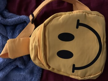 Informe de seguridad del consumidor Received package I did not purchase Got a smiley face crossbody bag that I did not order. From an ad... foto #2