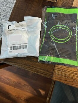 Received a fabric knee brace I did not order within an Amazon package صورة فوتوغرافية #1