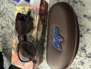 A pair of sunglasses I ordered and it’s not the real desl foto #1