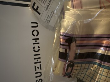 I didn’t order a scarf, not ever for it to have been sent to me!! foto #1