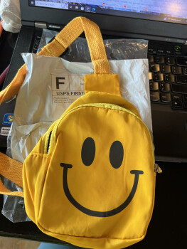 Unordered smiley face crossbody from Aylen Amador صورة فوتوغرافية #1