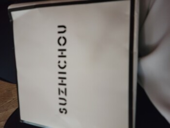 Relatório de segurança do consumidor I received a package today with a silk scarf from SUZI-IICHOU I am not sure why I got this scarf I d... foto #2