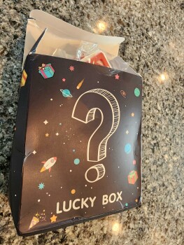 Informe de seguridad del consumidor I am reporting an unfamiliar package I received a random package that is labeled a "Lucky Box". I di... foto #3