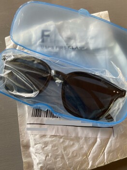 Unordered pkg. with sunglasses in sent to my address  from Carrie Bonkiewicz صورة فوتوغرافية #1