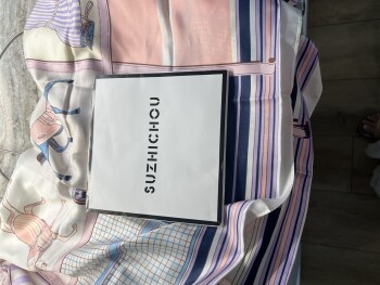 I ordered 4 chairs from a Facebook ad. Got a scarf instead photo #1