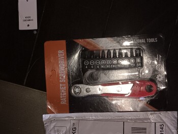 Informe de seguridad del consumidor Sent me wrong item I ordered something from tic toc and paid for express shipping. Recieved wrong it... foto #1