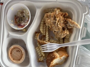 Avaliação do consumidor - Segurança alimentar Raising Cane's Chicken Fingers, South Tippecanoe Avenue, Moreno Valley, CA, USA Bought the 4 pieces... foto #1