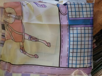 Relatório de segurança do consumidor Received the same ugly horse scarf as many others reported I did not order this item. Unfortunately,... foto #2