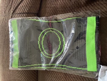 تقرير سلامة المستهلك Scam Package from Carrie Bonkiewicz I received 2 pkgs with knee elastic supports. I did order an ice... صورة فوتوغرافية #1