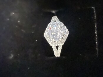 消费者安全报告 A ring in a KAY Jewelers box that I did not order. We received a ring in a Kay Jewelers box that we... 照片 #1