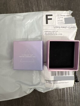 Empty jewelry box versus my purse that I ordered foto #1