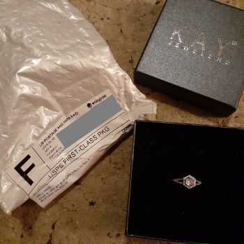 I recieved a ring in a Kay jeweler's box. I never ordered. Foto #1
