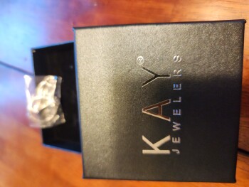 消费者安全报告 Unordered Package Received a Kay's Jewelers box from Wiiliams in Buford GA. My husband,  received a... 照片 #1