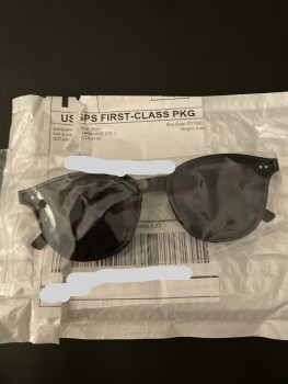 I received a black pair of sunglasses foto #1
