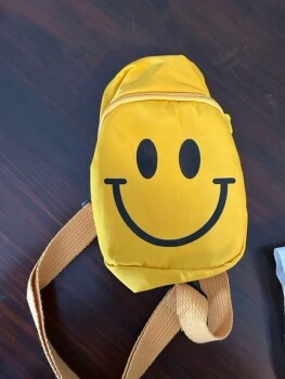 Rapport de sécurité du consommateur Scam SmileFace fanny pack I received via USPS an item that I did not order.  A bright yellow Smile F... photo #2